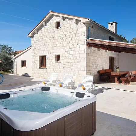 Lux Casa Histria 2 * パジン